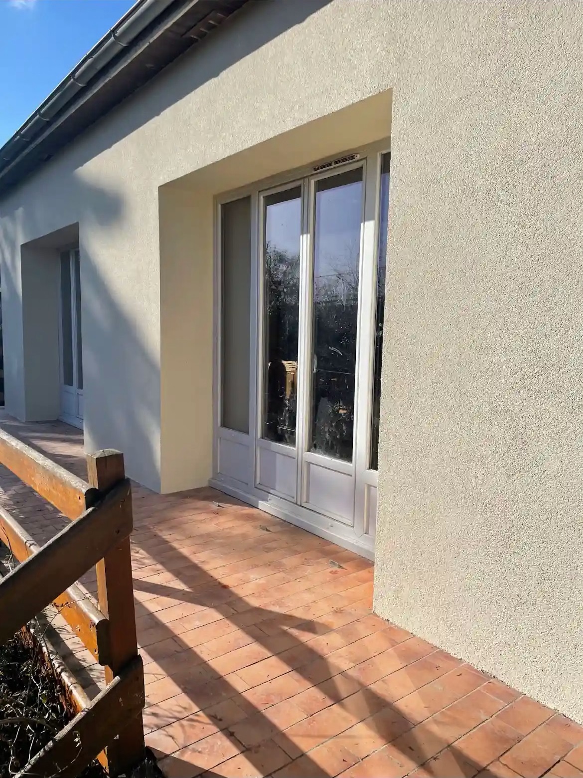 Façade d'une maison isolée par l'extérieur (ITE), après l'intervention de Génération Rénovation