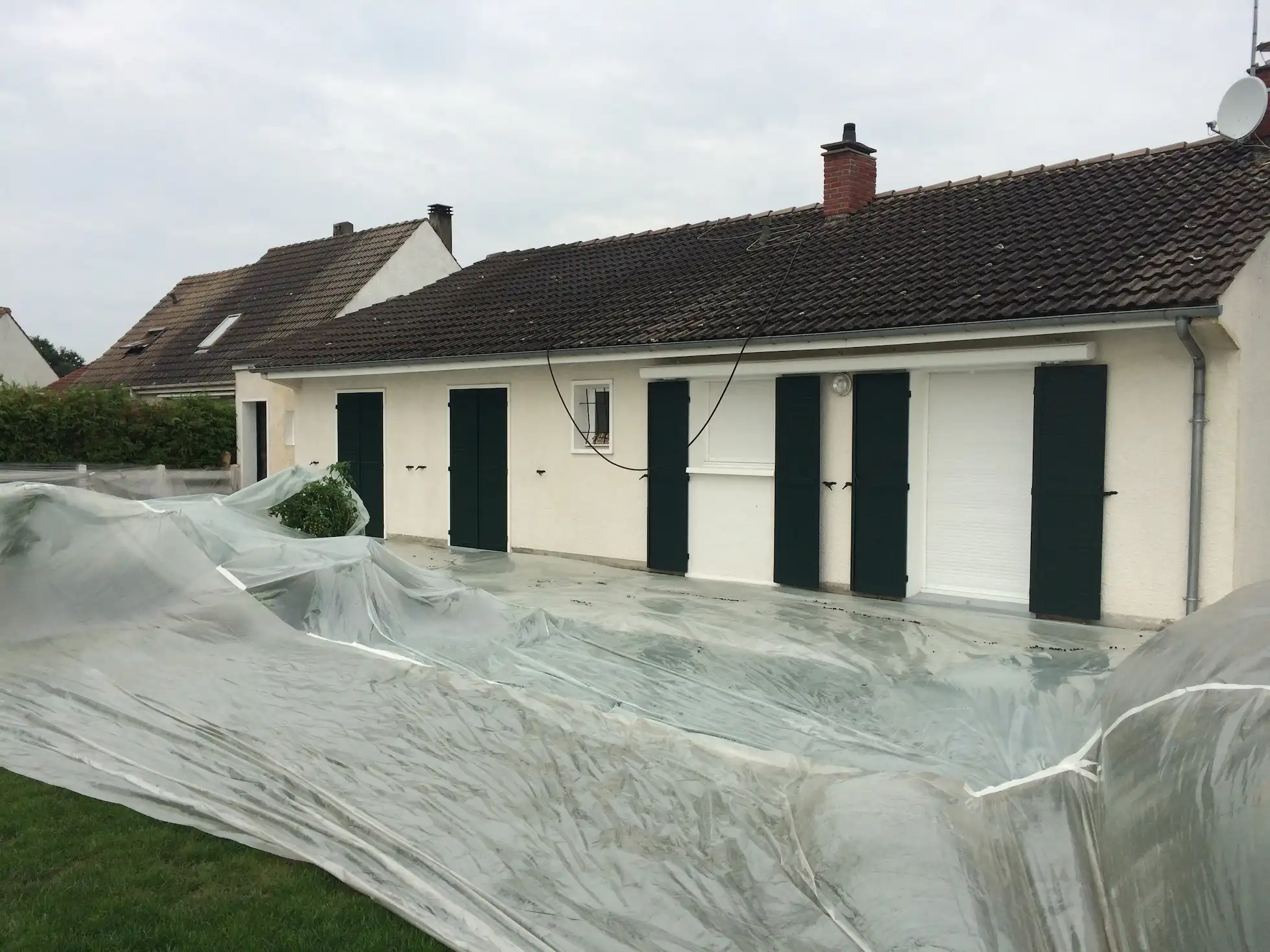 Chantier en cours traitement toiture hydrofuge