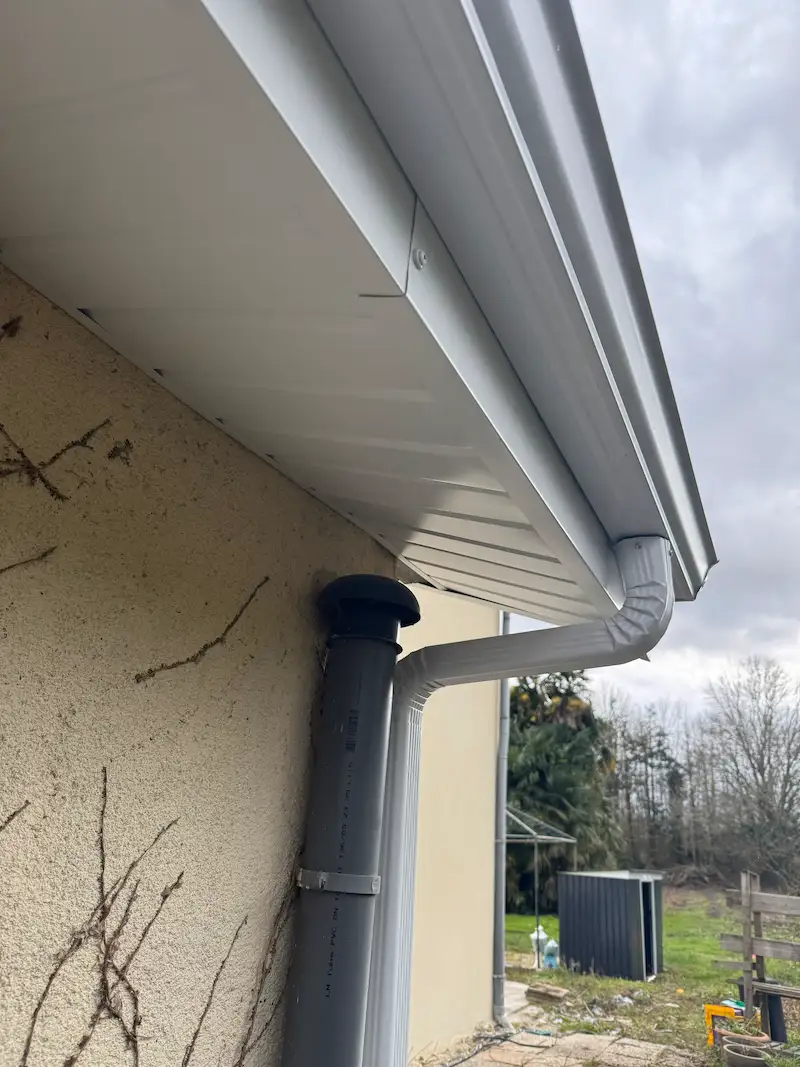 Dessous de toit en PVC blanc et gouttières neuves