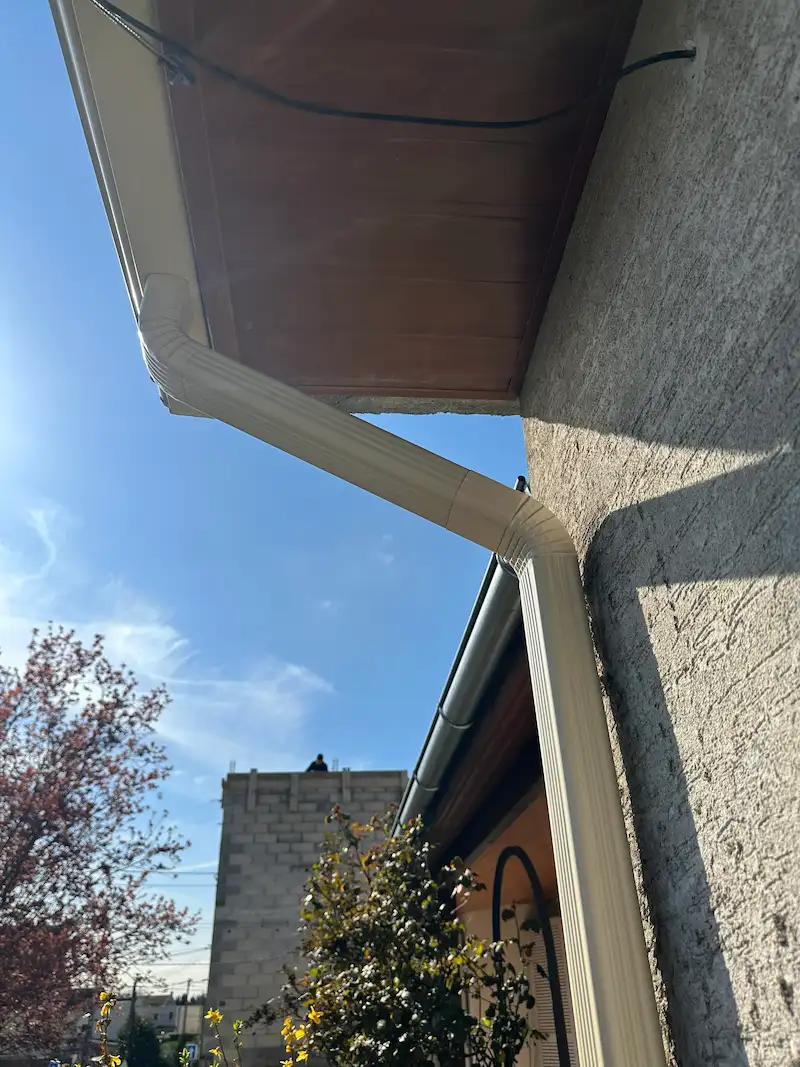 Gouttières neuves en PVC