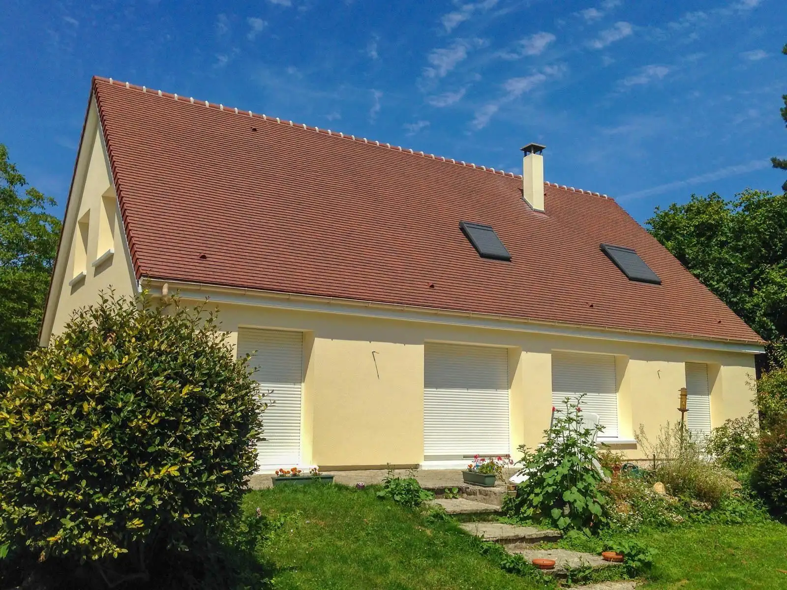 Façade d'une maison individuellement entièrement ravalée avec une isolation thermique par l'extérieur (ITE)