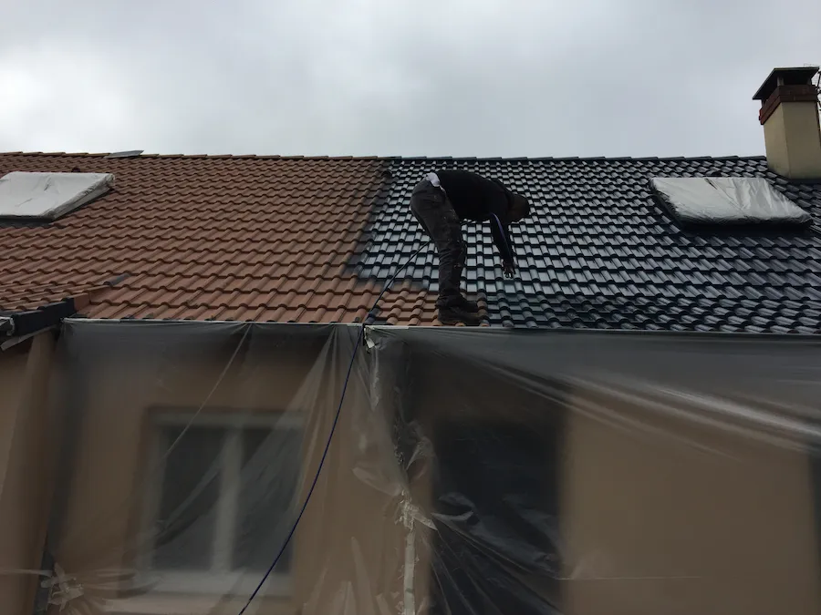 Traitement hydrofuge noir sur toiture en tuiles
