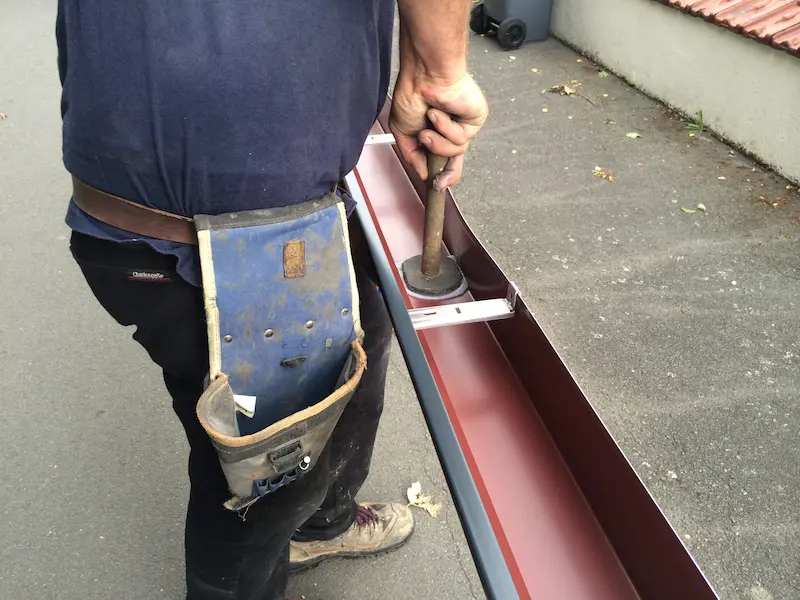 Travail de zinguerie sur gouttières et toitures