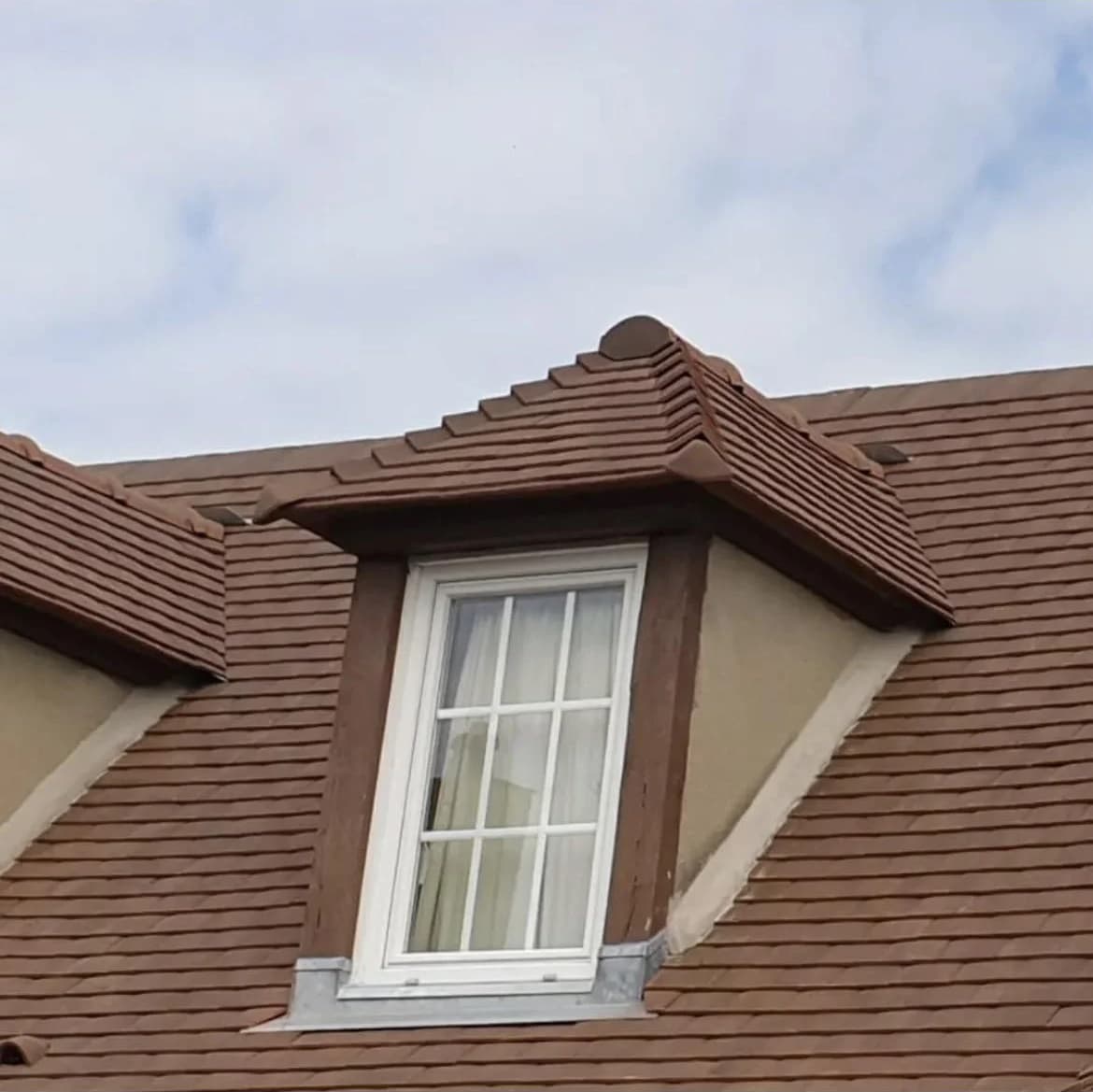 Couverture entièrement rénovée, tuiles et zinguerie neuves