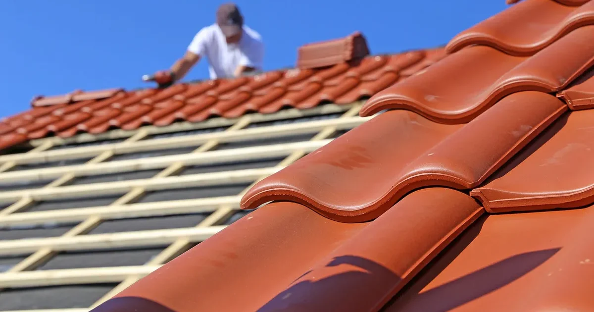 Rénovation d'un toit en tuiles romanes à Pau