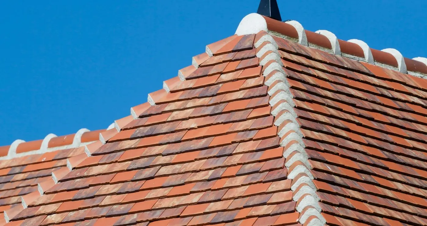 Toiture en tuiles rénovée par Génération Rénovation 17 en Charente-Maritime