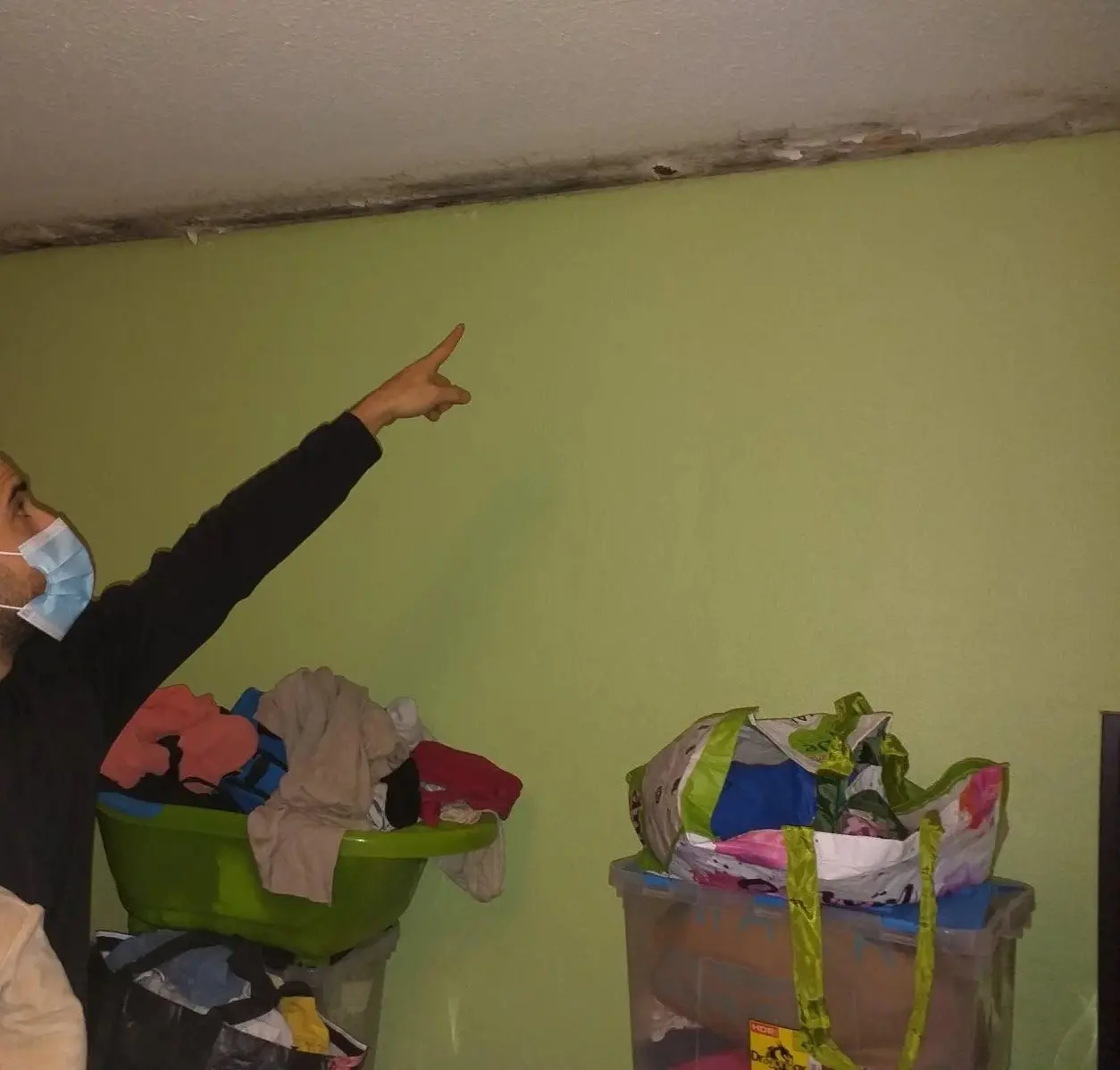 Traces de moisissures et de salpêtre sur un mur avant traitement contre l'humidité