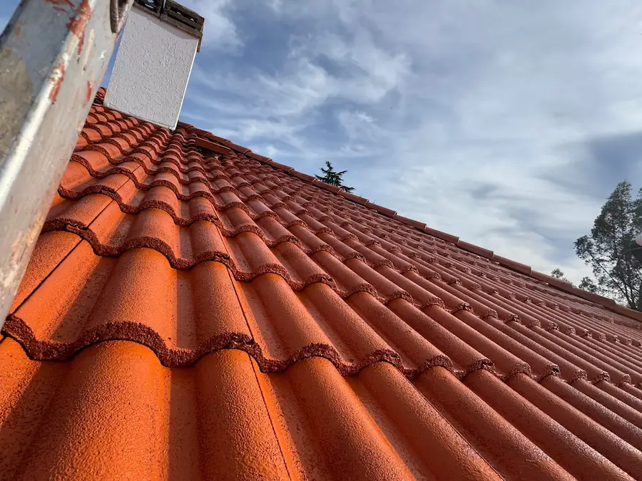 Traitement hydrofuge terminé sur toiture en tuiles canal dans le 64
