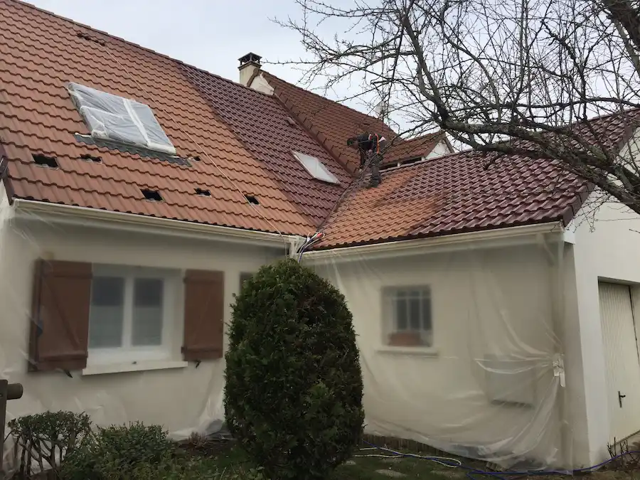 Application d'un traitement hydrofuge sur la couverture d'une maison