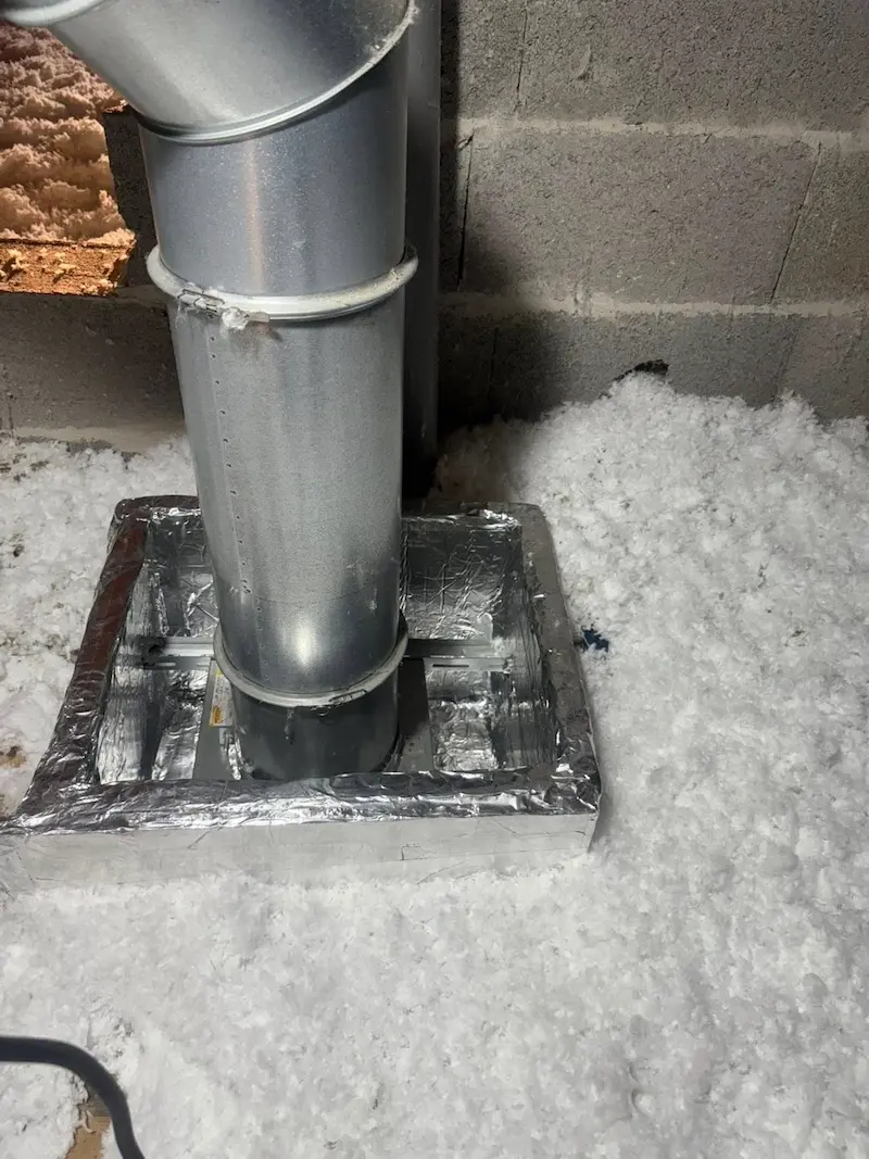 Protection et finition soignée sur un chantier d'isolation de combles perdus par soufflage