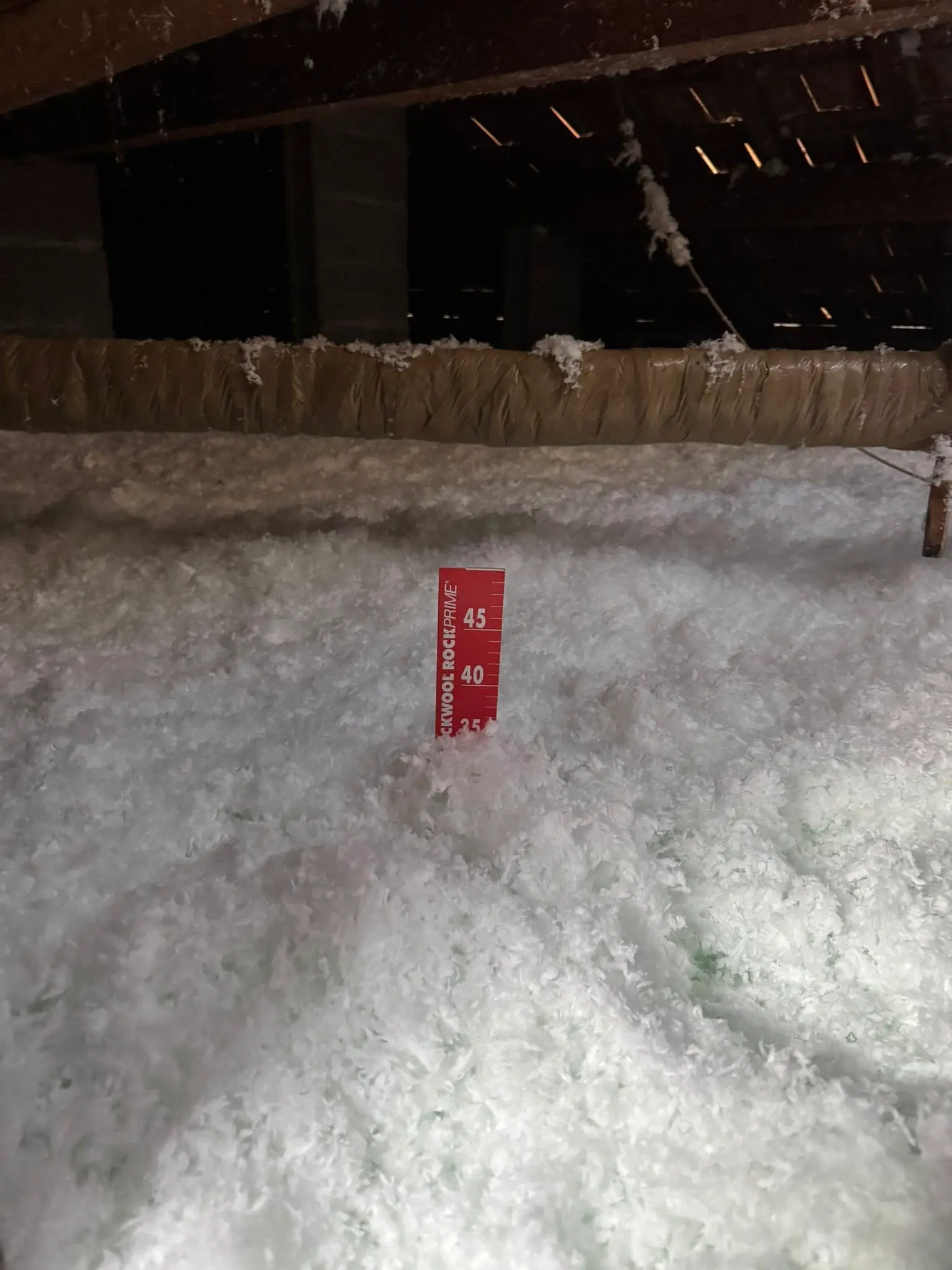 Isolation-combles-perdus-Pau Contrôle de l'épaisseur d'isolant pour optimiser le confort thermique