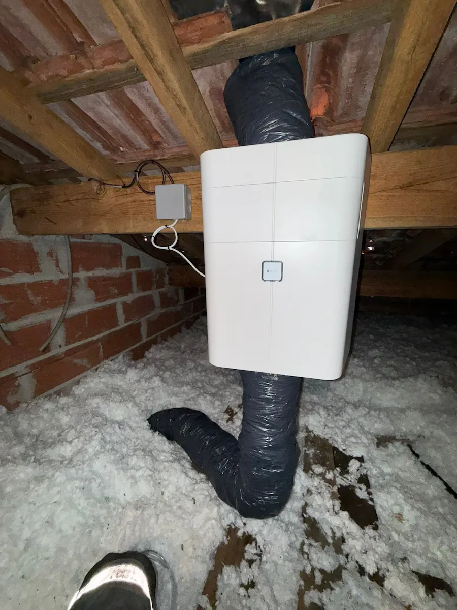 Ventilation Positive Hygro régulée installée dans les combles d'une maison